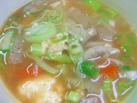 *豚もつ汁*鍋蓋は外し、ニンニク1片入れて煮る